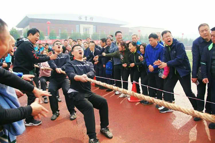 拿网球拍打小混混电影